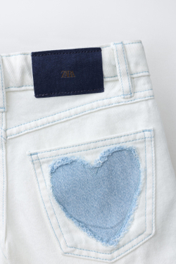 ZARA ДЖИНСОВЫЕ ШОРТЫ-БЕРМУДЫ С НАШИВКАМИ «СЕРДЦЕ», БЕЛЫЙ