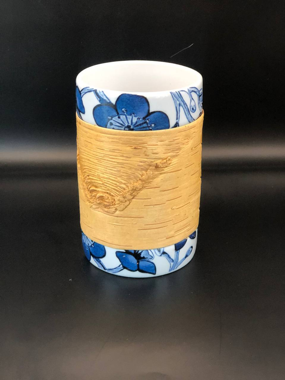 Кружка большая фарфоровая без ручки с берестой. Коллекция Log (Бревно) и Синие Дулевские Цветы.