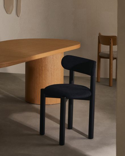 Стул Nebai из черной синели с каркасом из массива дуба и черной отделкой FSC MIX Credit Испания La Forma