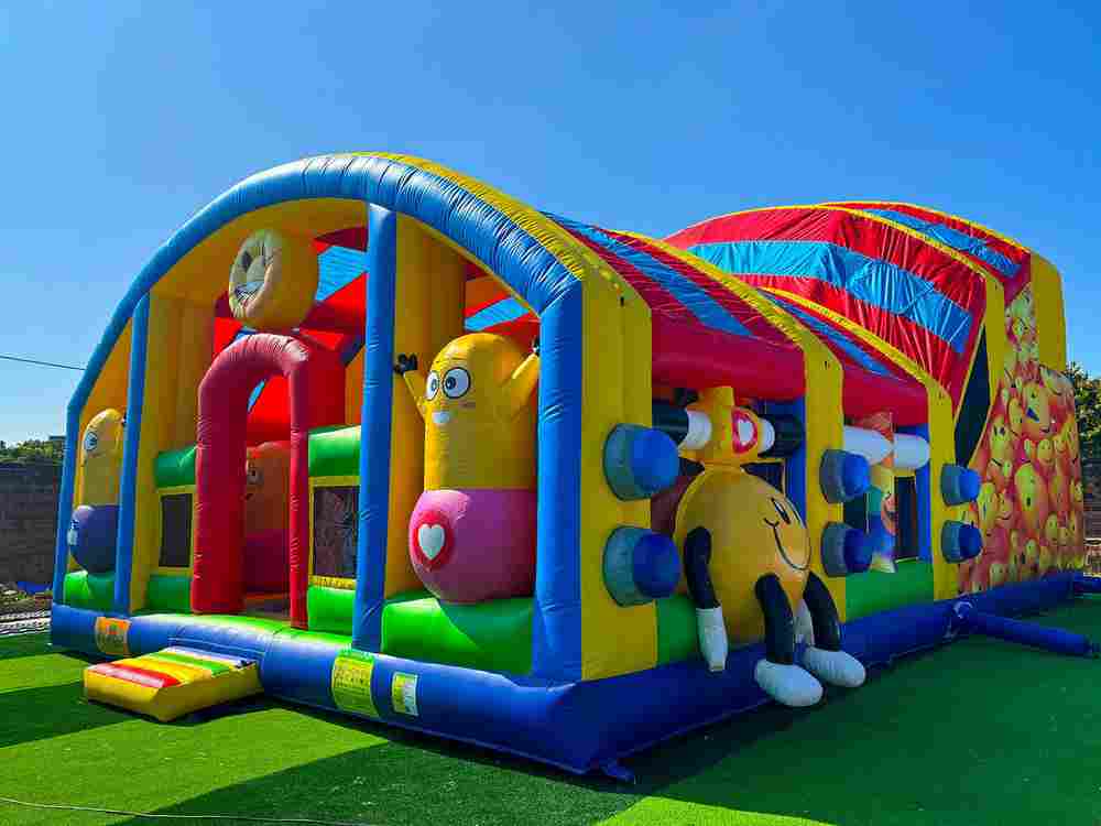 Коммерческий надувной батут «Смайлики» с крышей, размер 12*8*7 м