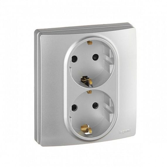 Розетка Legrand Etika с заземлением и шторкой алюминий 25618