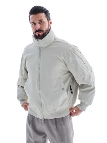 Серый утепленный бомбер с декоративными швами