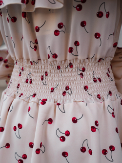 Платье для девочки нарядное с вишнями молочное