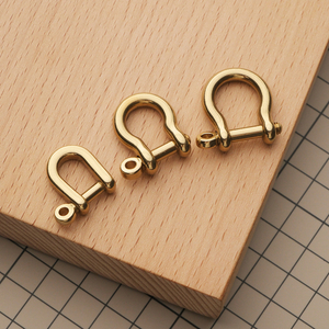 Латунная подковка с винтом