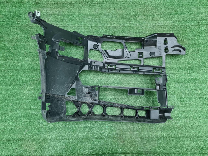 Кронштейн переднего бампера BMW 5er G30 (17-20)