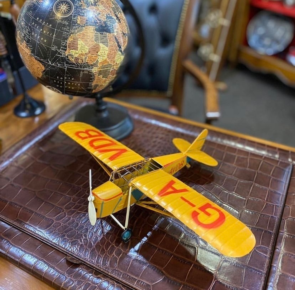 Модель самолёта жёлтая
