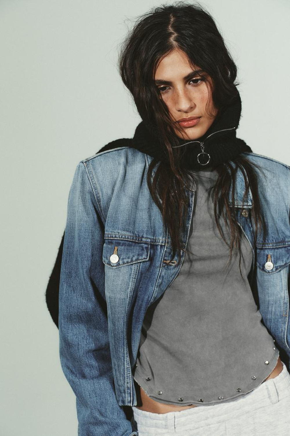 ZARA ТОП ИЗ ТКАНИ С ЭФФЕКТОМ ПОТЕРТОСТИ И ЗАКЛЕПКАМИ, СВЕТЛО-СЕРЫЙ