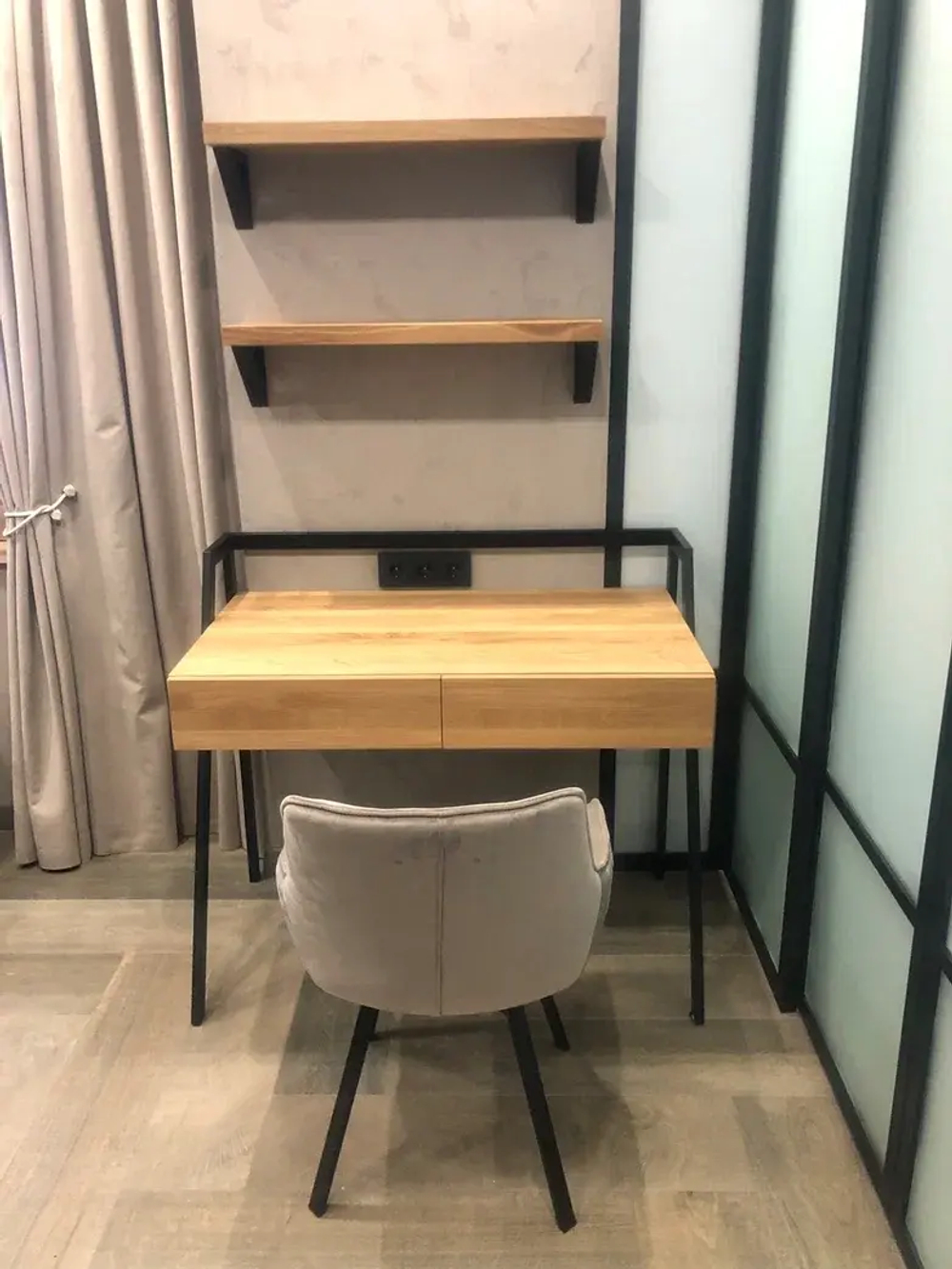 Письменный стол из массива дерева с металлическим каркасом