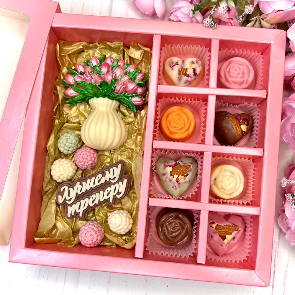 Шоколадный подарок "Лучшему тренеру. Ваза с тюльпанами": шоколадка-надпись, фигурка и 8 конфет ручной работы