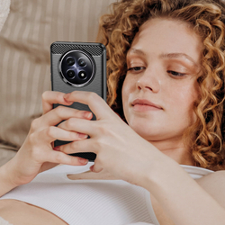 Чехол черного цвета с дизайном под карбон на Realme 12 5G, серия Carbon от Caseport