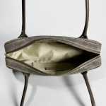 Женская сумка-багет из натуральной замши цвета тауп