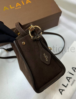 Маленькая сумка на плечо Alaia Le Click темно-коричневого цвета