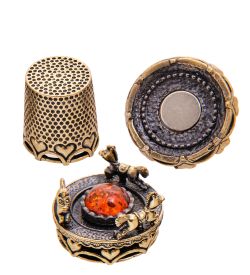 AM-3549 Наперсток «Карусель» (латунь, янтарь)