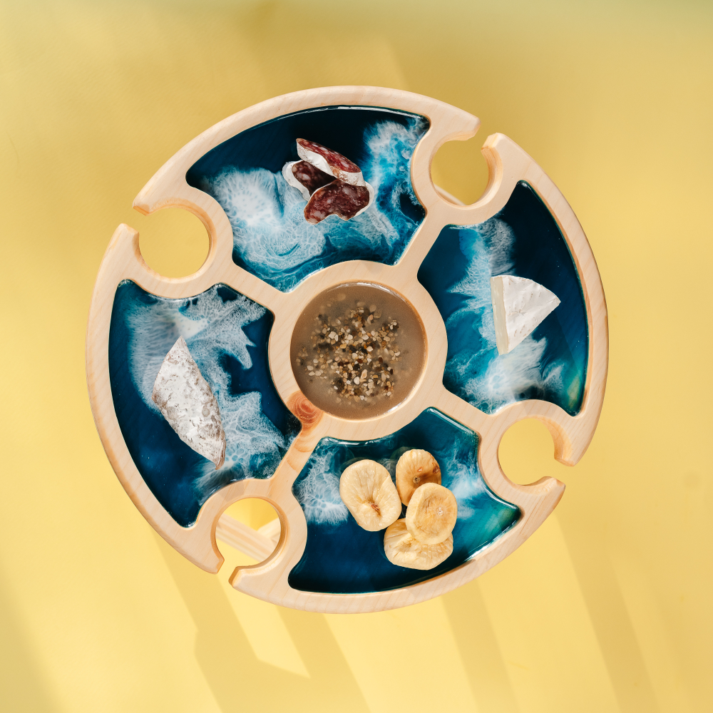 Винный столик со складывающимися ножками из кедра и с эпоксидной смолой. VN11