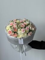 Букет из кустовых динтусов, кустовых роз, маттиолы и хризантемы