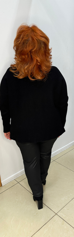 Черный свитер с бахромой