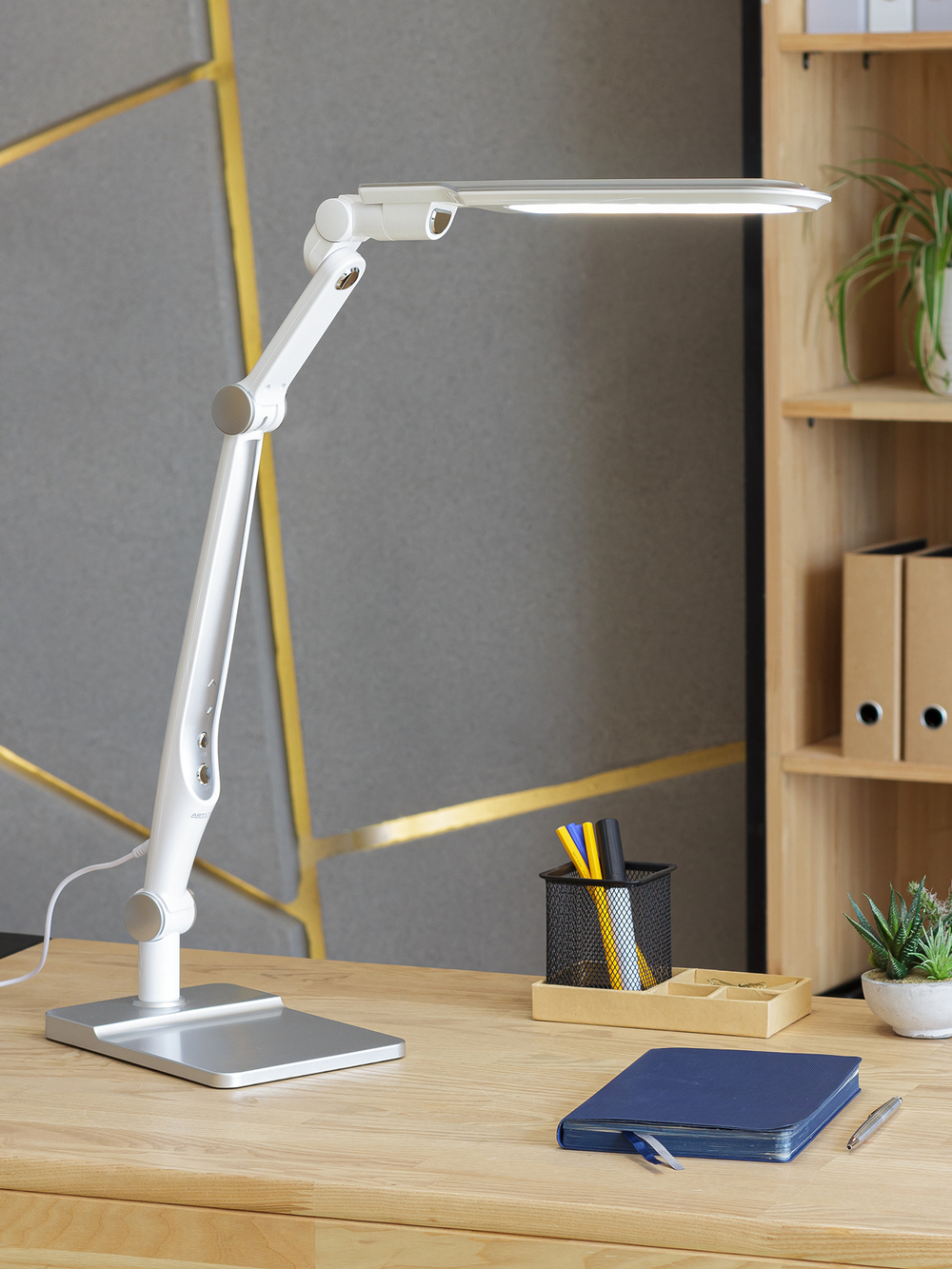 Настольная светодиодная лампа Anatomica Smart-402 на подставке и кронштейне в комплекте