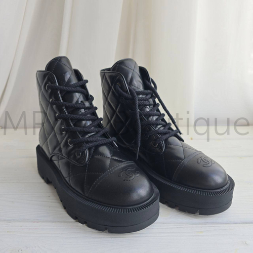 Женские ботинки Chanel в черном цвете с эмблемой на носке