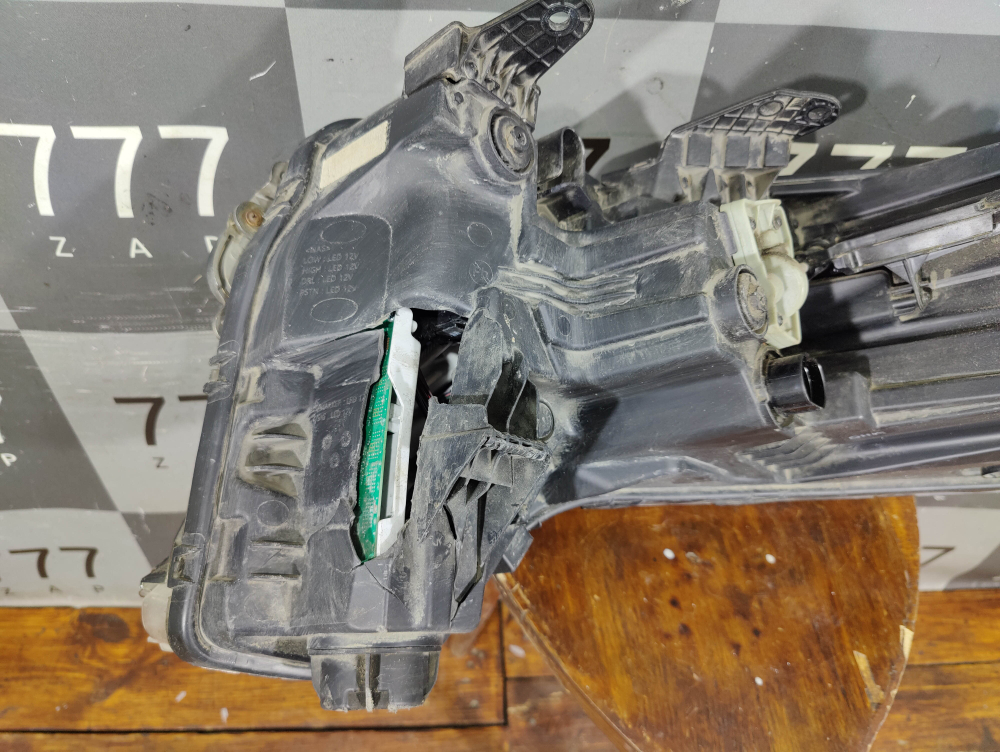 Фара правая LЕD Kia Carnival 4 (KA4) 20-нв Б/У Оригинал 92102R0200