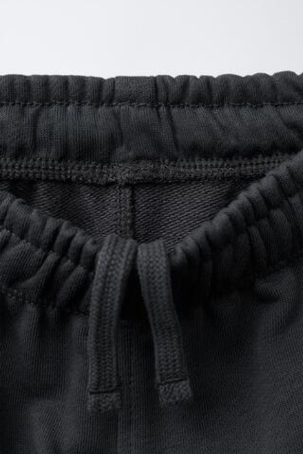 ZARA КОМПЛЕКТ ИЗ ТОЛСТОВКИ И БРЮК-ДЖОГГЕРОВ С НАШИВКОЙ, АНТРАЦИТОВО-СЕРЫЙ