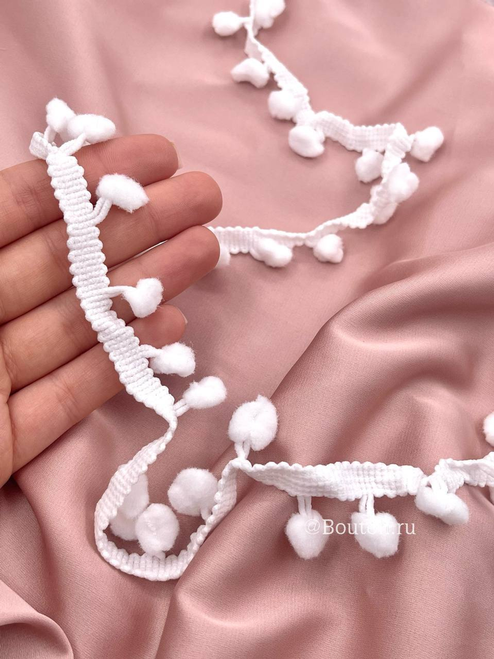 Тесьма с плюшевыми помпонами белая