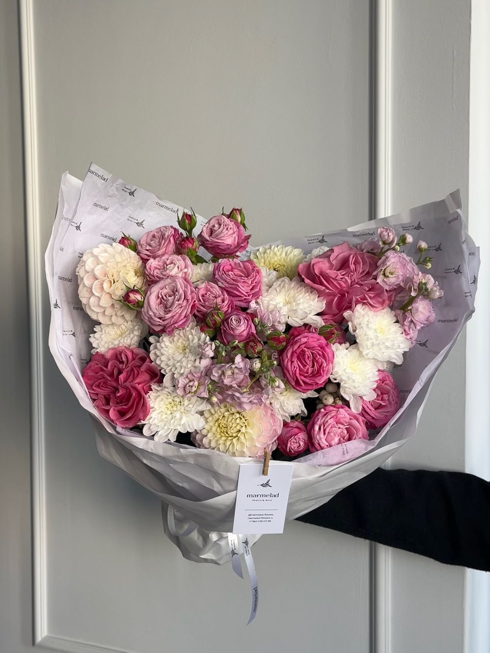 Букет из кустовых пионовидных роз, георгин, маттиолы и хризантемы