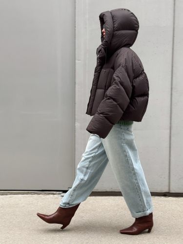 Укороченный пуховик шоколадного цвета с капюшоном