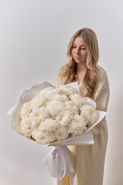 Большой букет из 25 белых хризантем