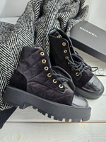 Женские ботинки Chanel из замши в черном цвете с эмблемой на носке