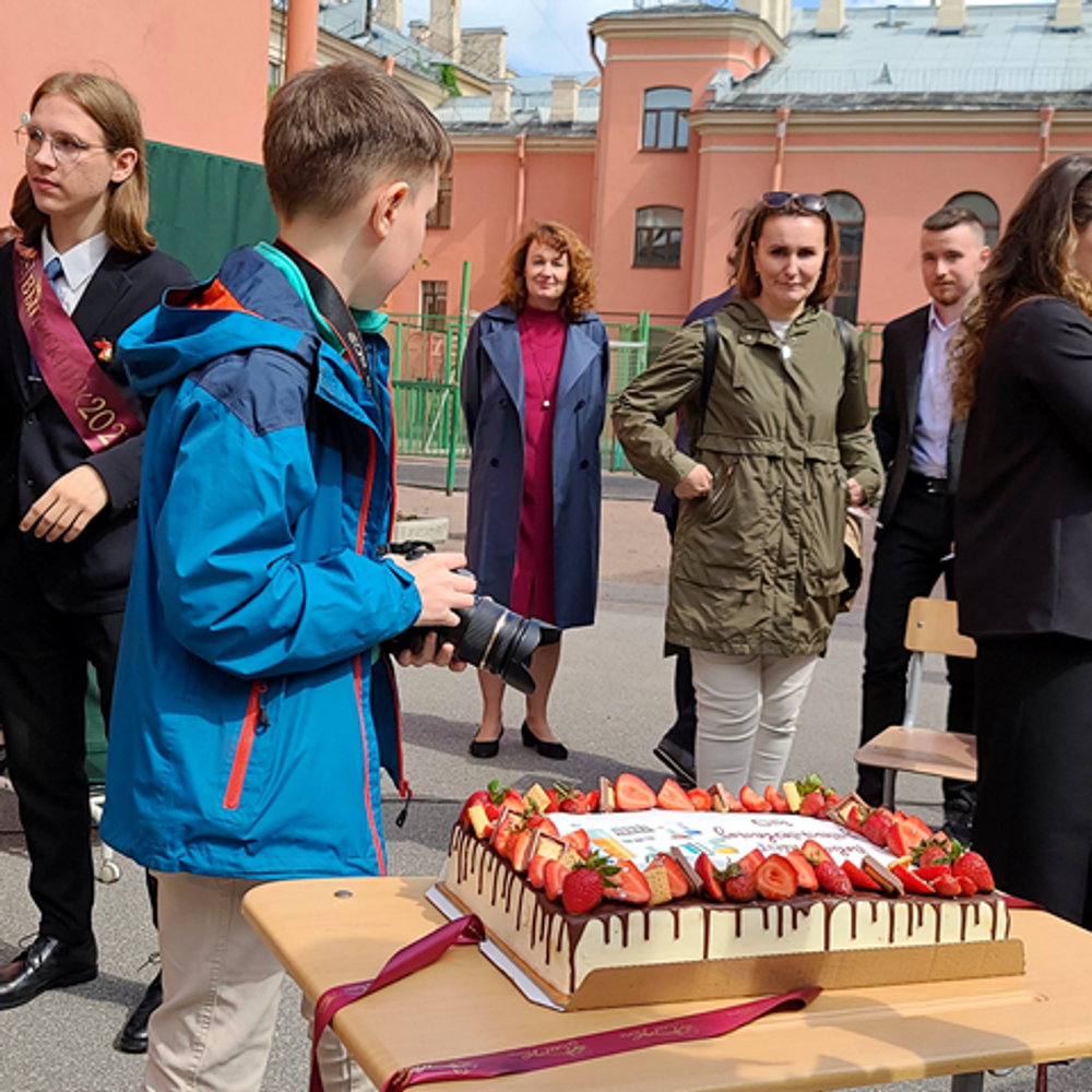 Подарок На выпускной кондитерская Sweet Visors Сладкие Козырьки. Кондитер Светлана Дегтерева. Домашние торты на заказ в СПБ. Мы создаем сладкие истории на любой вкус.