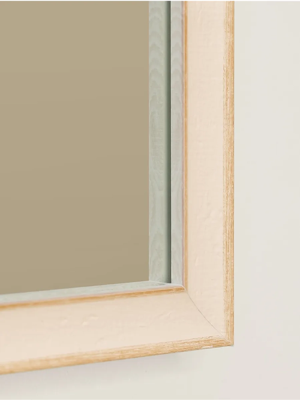 Миниатюрное настенное зеркало в раме 32*34 см