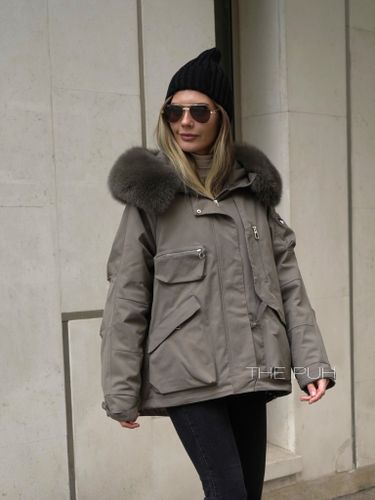 Коричневая укороченная парка с меховым воротником