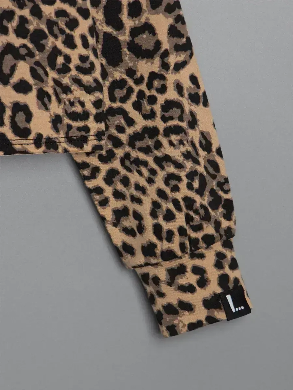 Лонгслив для девочки укороченный, леопард