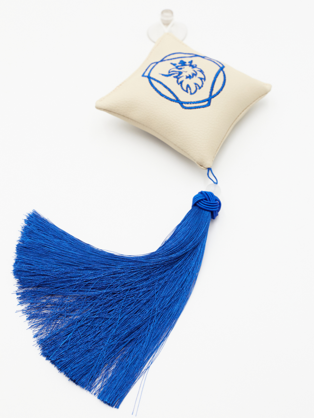 Ромб объемный на присоске SCANIA (экокожа, бежевый, синяя вышивка, кисть)