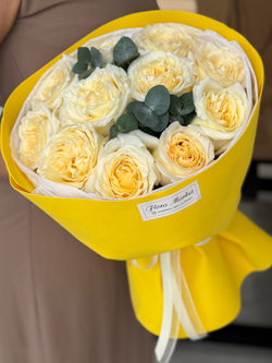 Роскошный букет пионовидных роз сливочного оттенка в сочетании с эвкалиптом от Флора Маркет