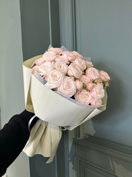 Букет из кустовой пионовидной розы в оформлении - крупный бутон Бомбастик