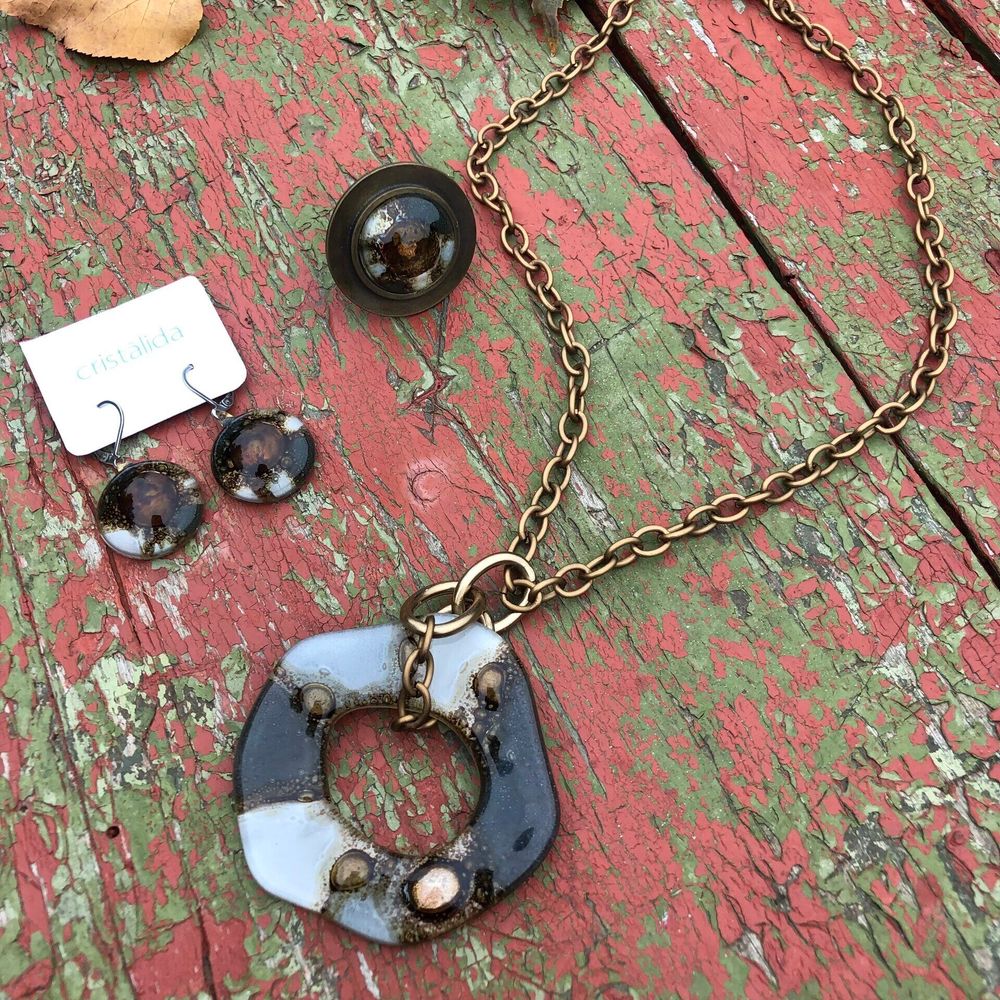 Подвеска в технике фьюзинг (запеченое стекло) на цепочке.