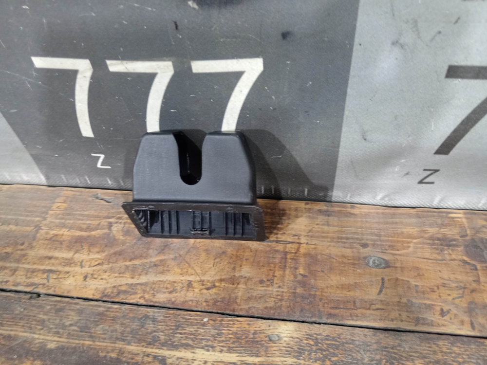 Накладка Кожух замка багажника Geely Coolray 19-нв Б/У Оригинал 1062035409