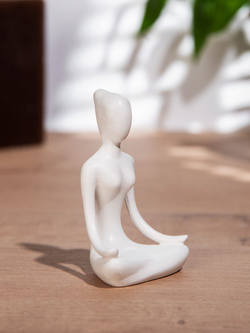 Статуэтка Йогиня на подставке шестиугольник