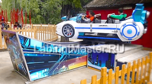 Аттракцион-качеля «Летающая белая машина»