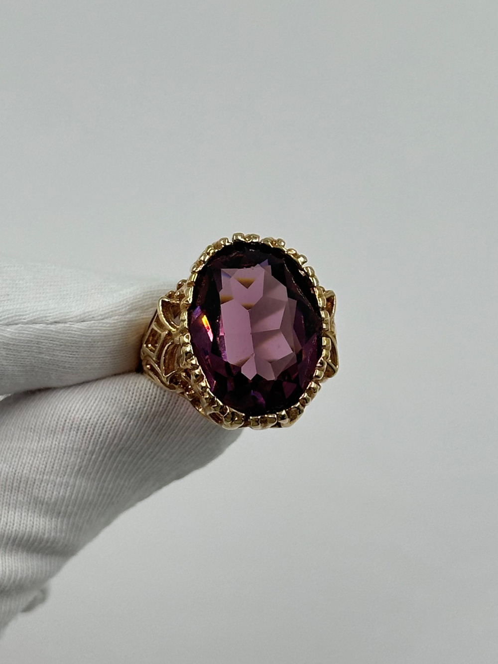 Кольцо с фиолетовым кристаллом