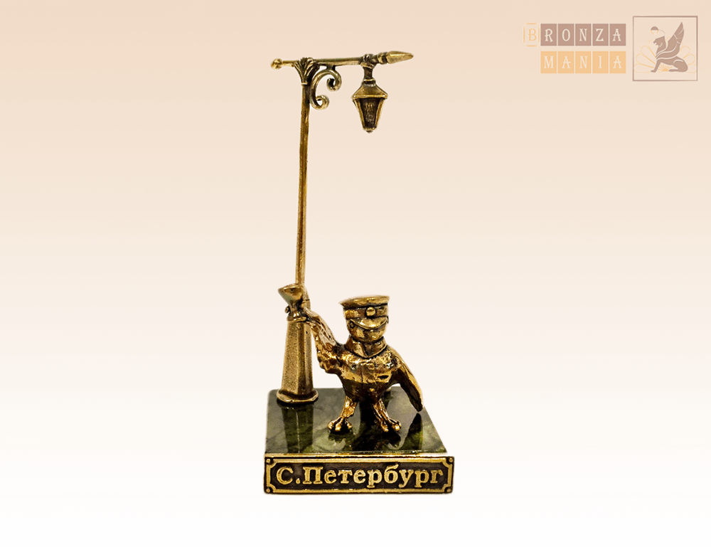 фигурка Чижик-Пыжик с рюмкой под питерским фонариком на змеевике