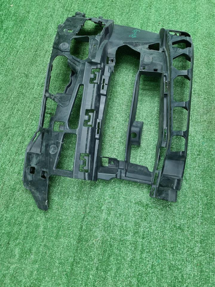 Кронштейн переднего бампера BMW 5er G30 (17-20)