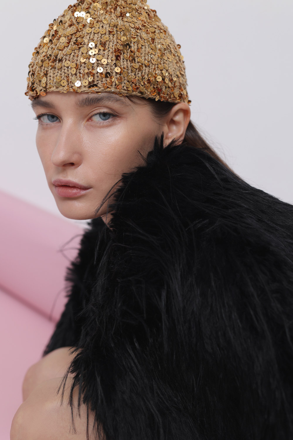 Шуба из эко-меха страуса черная