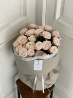 Букет из 5 веток кустовой пионовидной розы в оформлении - крупный бутон Бомбастик