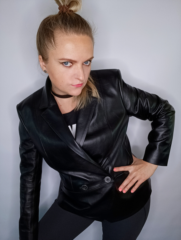 Пиджак кожаный свободного кроя.