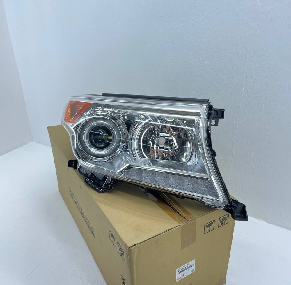 Фара правая 81145-60F30 8114560F30