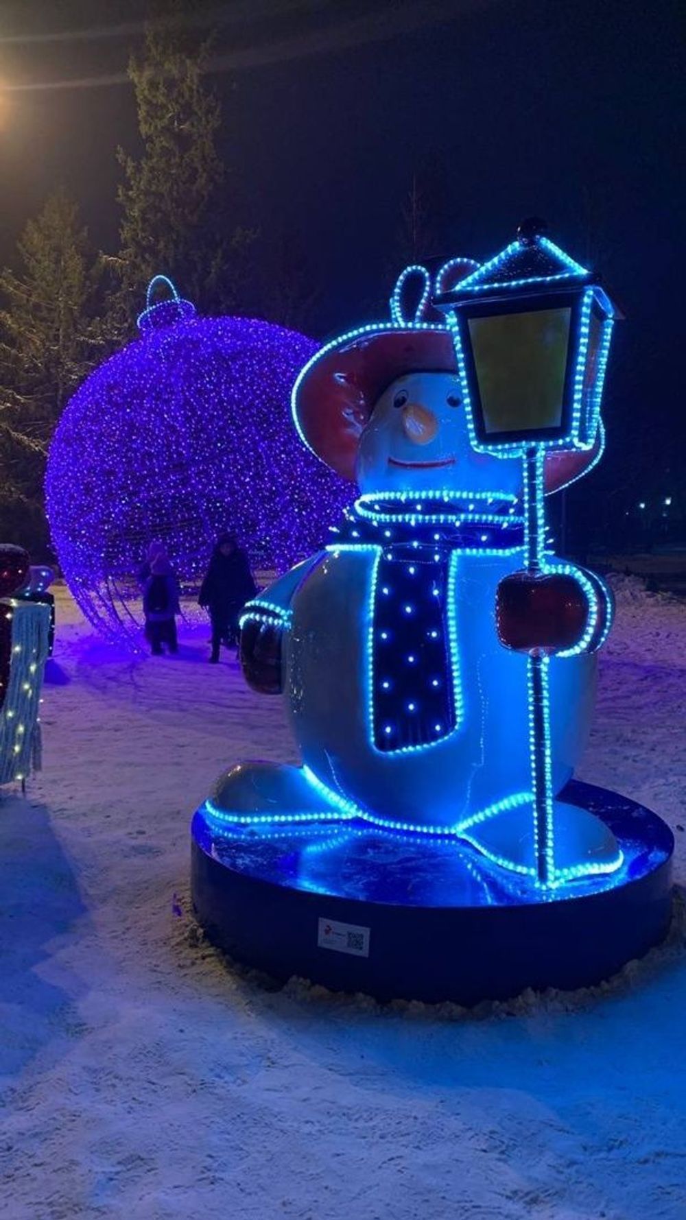 Уличная фигура "Снеговик с фонарем"