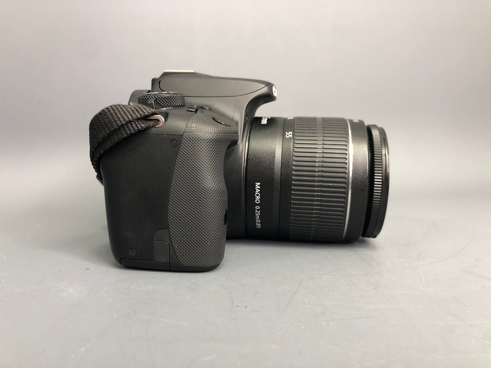 Canon EOS 100D Kit 18-55mm 3.5-5.6 III 5.300 кадров