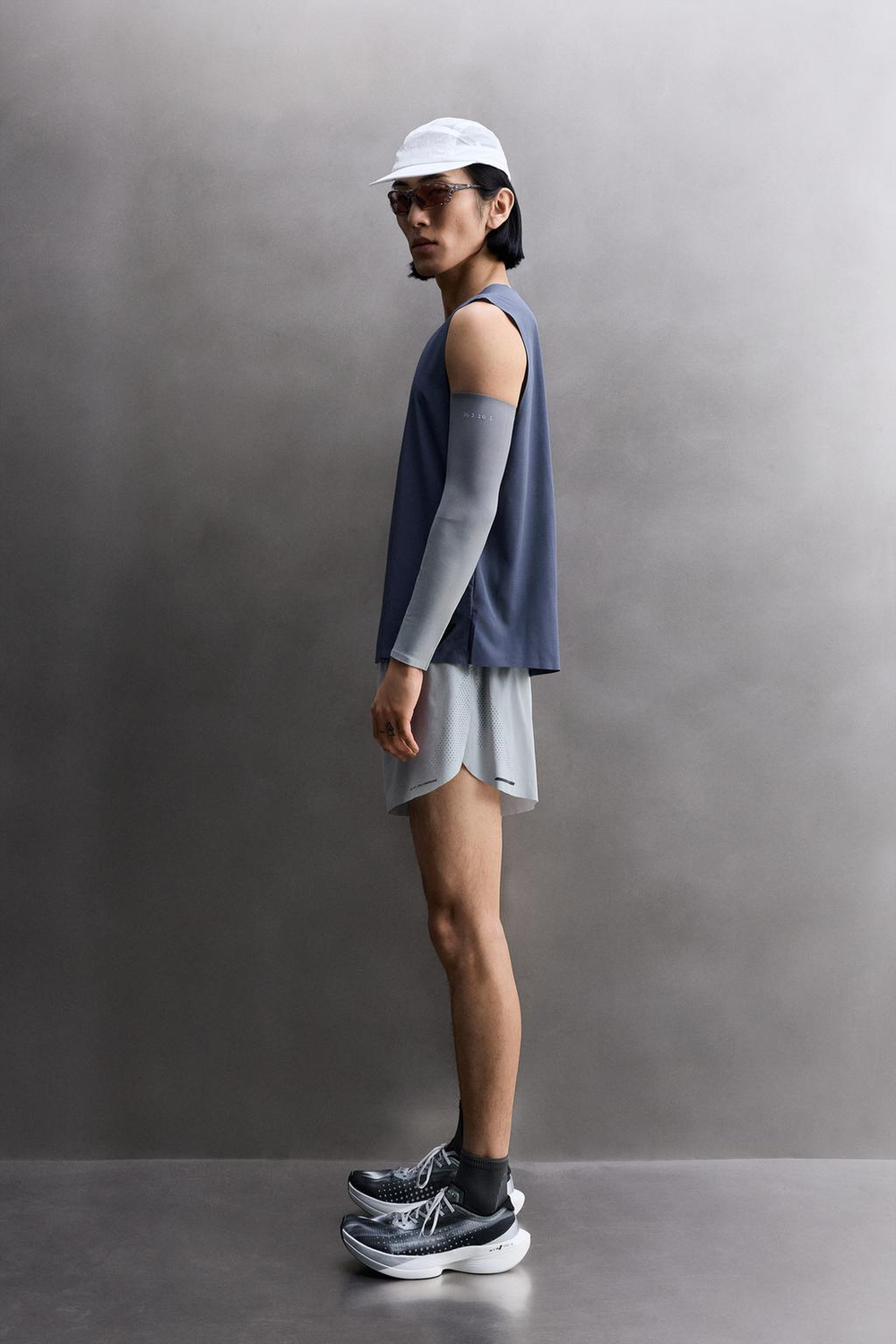 ZARA ПЕРФОРИРОВАННАЯ МАЙКА ДЛЯ БЕГА, ВЫЦВЕТШИЙ СИНИЙ